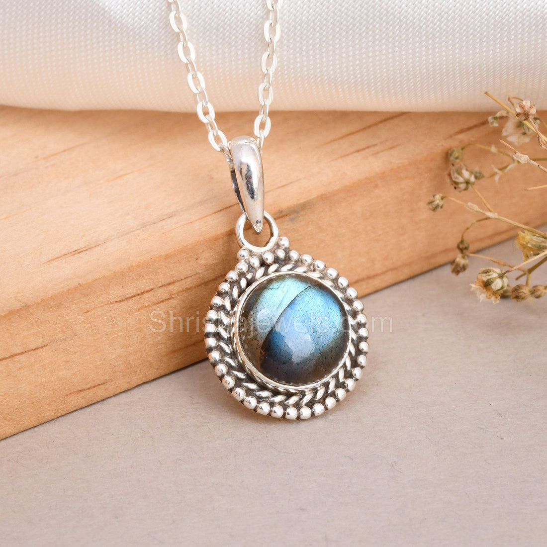 Discover the Mystical Beauty of Labradorite Gemstones